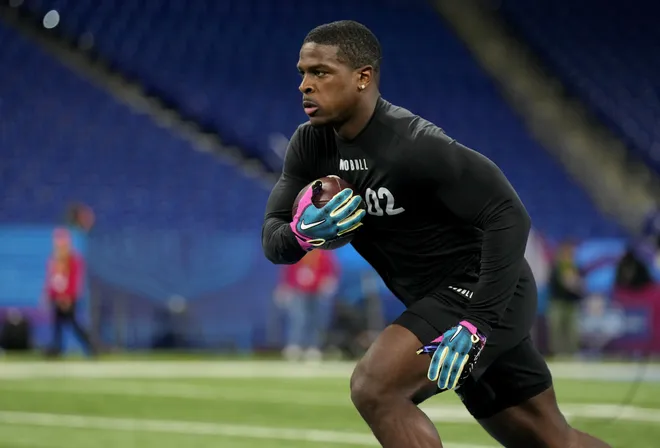 De’Von Achane Age, Career, Net Worth, and Biography