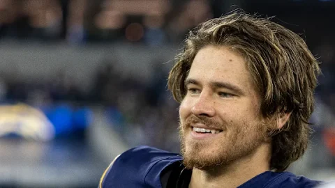 Justin Herbert Biography Age, Career, and Net Worth, Stats & Los Angeles Chargers QB